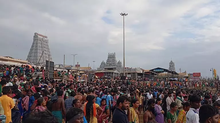 Thaipusam : तिरुचेंदूर मुरुगन मंदिर में लाखों भक्तों ने भगवान मुरुगन के दर्शन किए Thaipusam : तिरुचेंदूर मुरुगन मंदिर में लाखों भक्तों ने भगवान मुरुगन के दर्शन किए