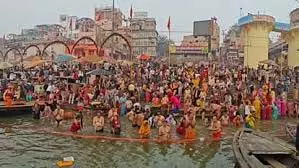 Varanasi: माघ पूर्णिमा पर गंगा के घाटों पर उमड़ा श्रद्धालुओं का सैलाब Varanasi: माघ पूर्णिमा पर गंगा के घाटों पर उमड़ा श्रद्धालुओं का सैलाब