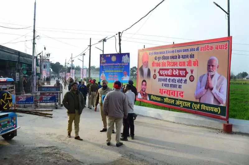Jalandhar: प्रधानमंत्री के दौरे से पहले, डेरा के रास्ते पर अंगुराल के पोस्टर लगे Jalandhar: प्रधानमंत्री के दौरे से पहले, डेरा के रास्ते पर अंगुराल के पोस्टर लगे