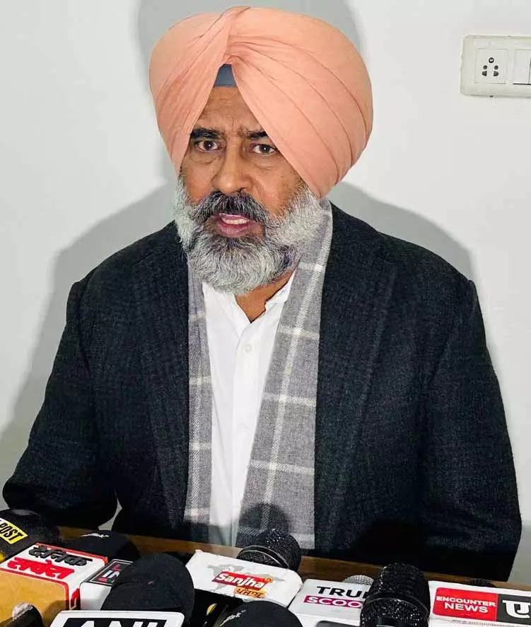 स्कूलों को AAP के झंडे के रंगों में रंगना गलत है, विधायक ने कहा स्कूलों को AAP के झंडे के रंगों में रंगना गलत है, विधायक ने कहा