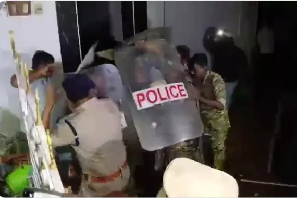 Ambati Rambabu को गुंटूर में पुलिस ने गिरफ्तार किया Ambati Rambabu को गुंटूर में पुलिस ने गिरफ्तार किया