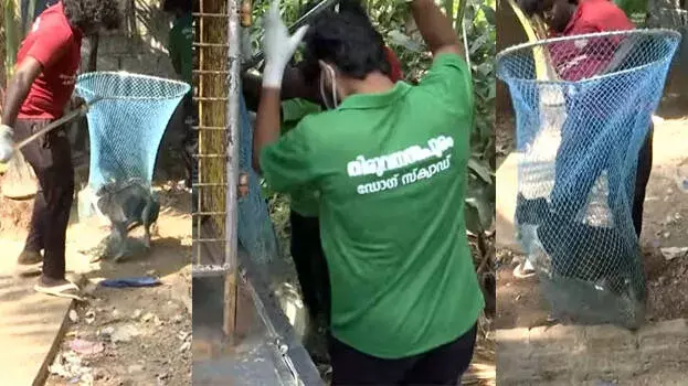 Thiruvananthapuram के मेयर ने अपना वादा निभाया महिला पुलिस अधिकारी के घर में अवैध रूप से रखे गए Thiruvananthapuram के मेयर ने अपना वादा निभाया महिला पुलिस अधिकारी के घर में अवैध रूप से रखे गए