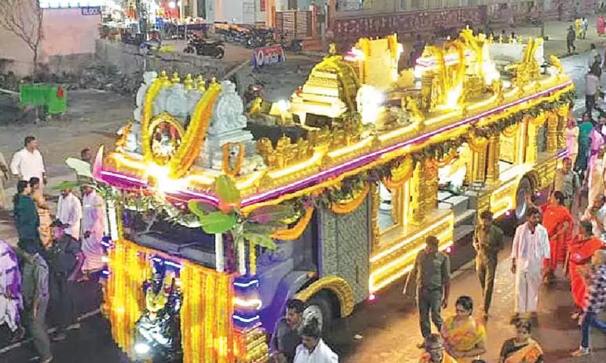 Andhra: श्रीशैलम में पारंपरिक गिरी प्रदक्षिणा आज Andhra: श्रीशैलम में पारंपरिक गिरी प्रदक्षिणा आज