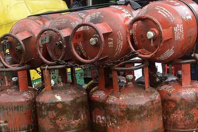 चेन्नई में कमर्शियल LPG सिलेंडर की कीमत में 50 रुपये की बढ़ोतरी, घरेलू दरें अपरिवर्तित चेन्नई में कमर्शियल LPG सिलेंडर की कीमत में 50 रुपये की बढ़ोतरी, घरेलू दरें अपरिवर्तित