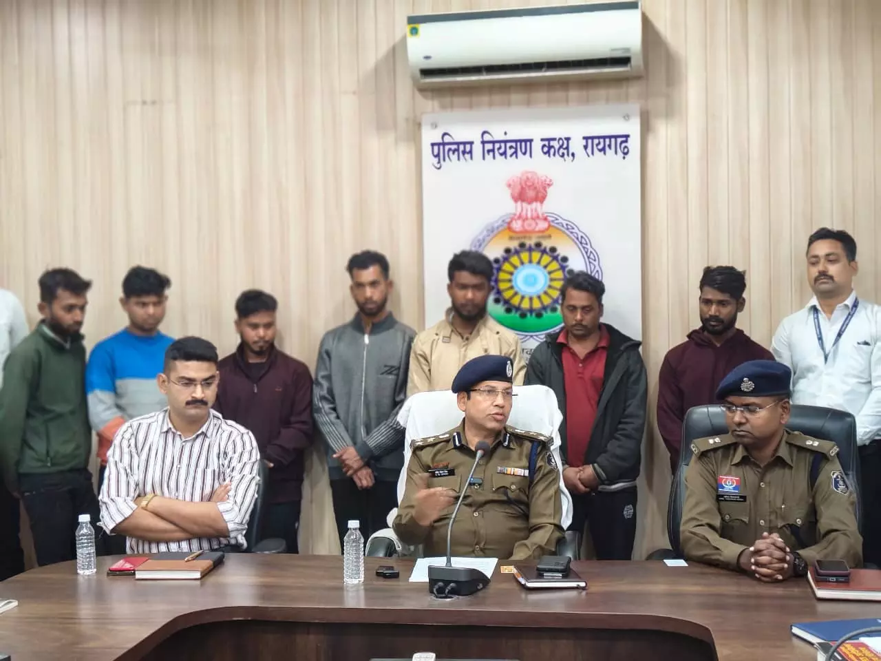 बाइक चोरी कर फर्जी दस्तावेजों से बिक्री करने वाले बड़े गिरोह का पर्दाफाश, कम्युटर आपरेटर समेत 7 गिरफ्तार बाइक चोरी कर फर्जी दस्तावेजों से बिक्री करने वाले बड़े गिरोह का पर्दाफाश, कम्युटर आपरेटर समेत 7 गिरफ्तार