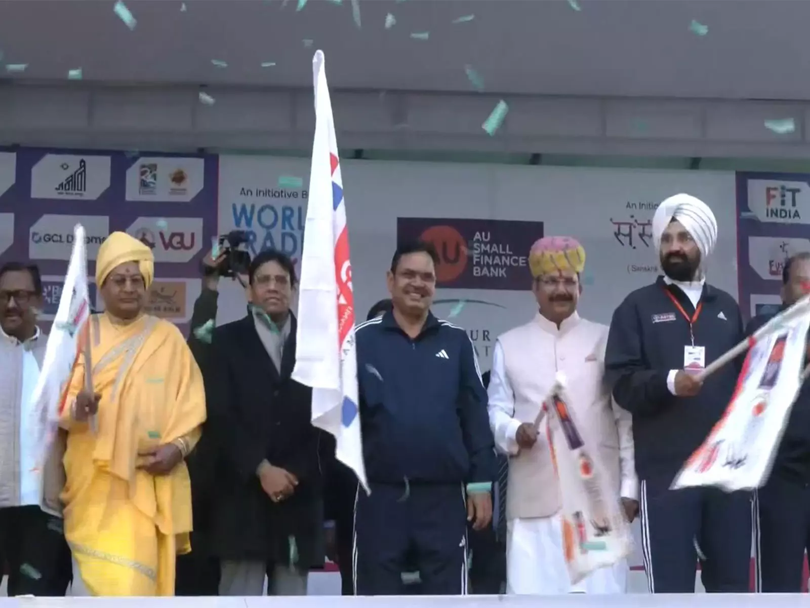 CM भजन लाल शर्मा ने 17वीं एयू जयपुर मैराथन का उद्घाटन किया CM भजन लाल शर्मा ने 17वीं एयू जयपुर मैराथन का उद्घाटन किया