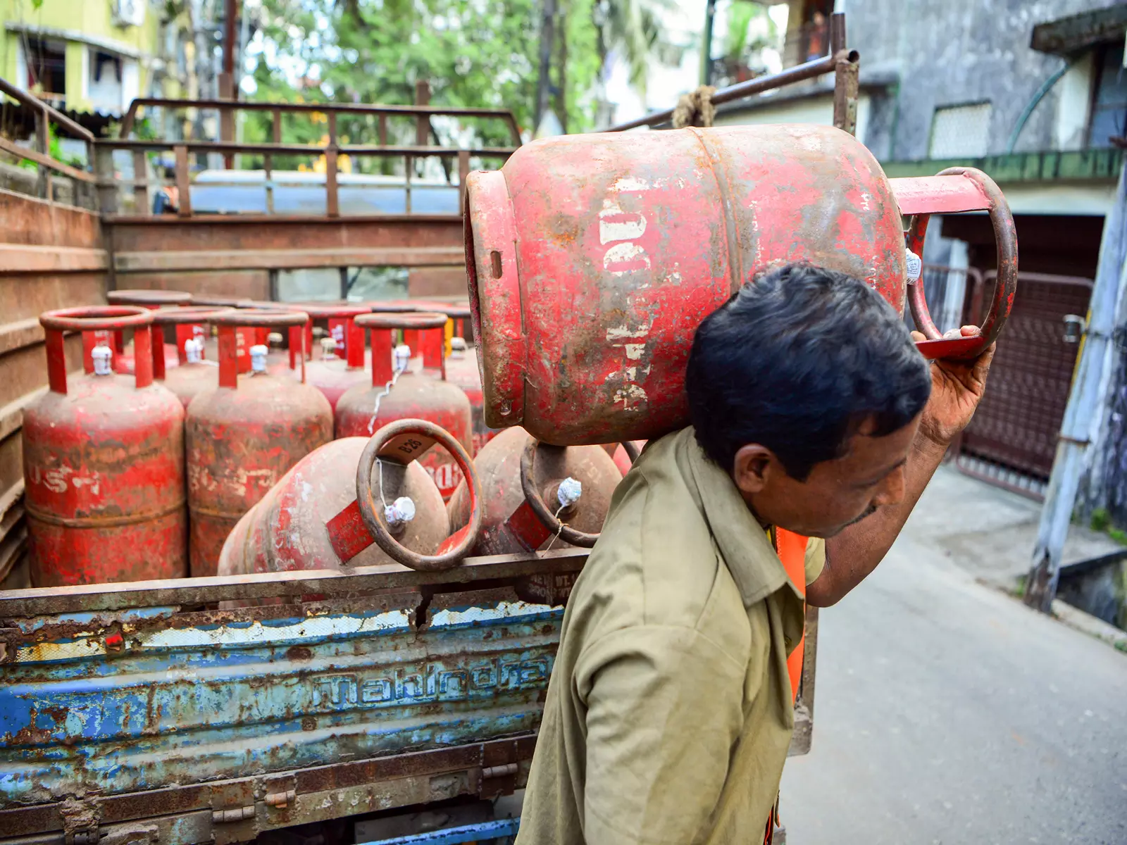 कमर्शियल LPG की कीमत में 49 रुपये की बढ़ोतरी, घरेलू सिलेंडर की दरें अपरिवर्तित कमर्शियल LPG की कीमत में 49 रुपये की बढ़ोतरी, घरेलू सिलेंडर की दरें अपरिवर्तित