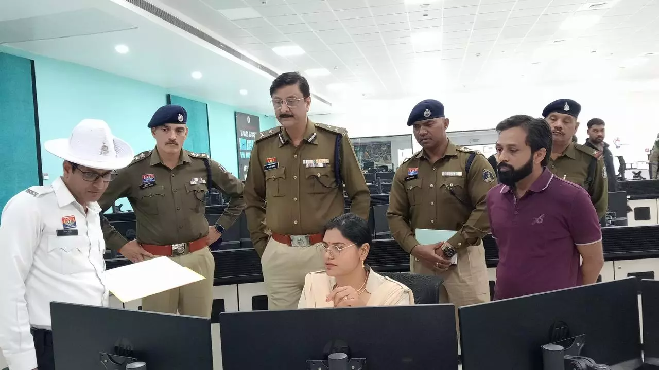 पुलिस कमिश्नर डॉ संजीव शुक्ला ने किया आईटीएमएस का निरीक्षण पुलिस कमिश्नर डॉ संजीव शुक्ला ने किया आईटीएमएस का निरीक्षण