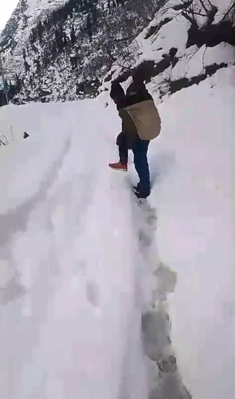 बर्फबारी से Pangi valley का संपर्क टूटा, ग्रामीण 14 साल के बच्चे को 33 km दूर अस्पताल ले गए बर्फबारी से Pangi valley का संपर्क टूटा, ग्रामीण 14 साल के बच्चे को 33 km दूर अस्पताल ले गए