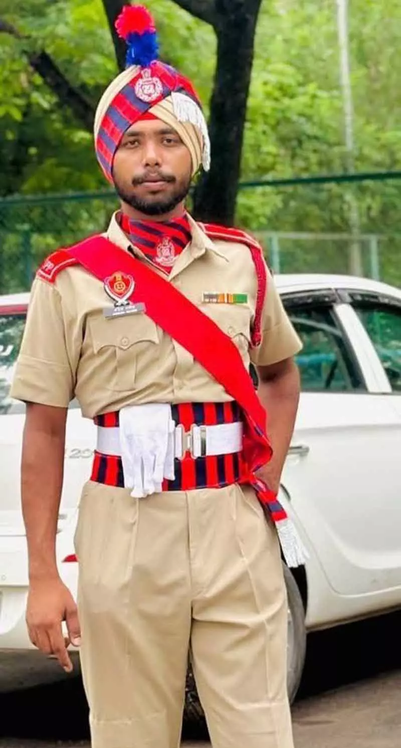 धमकी मिलने के बाद Showroom के बाहर तैनात पुलिसकर्मी की गोली लगने से मौत हो गई धमकी मिलने के बाद Showroom के बाहर तैनात पुलिसकर्मी की गोली लगने से मौत हो गई