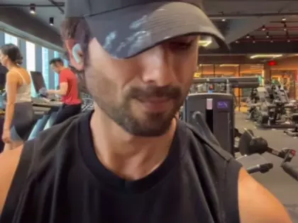 जिम में आशिकों की कॉलोनी गाने पर Shahid Kapoor जिम में आशिकों की कॉलोनी गाने पर Shahid Kapoor