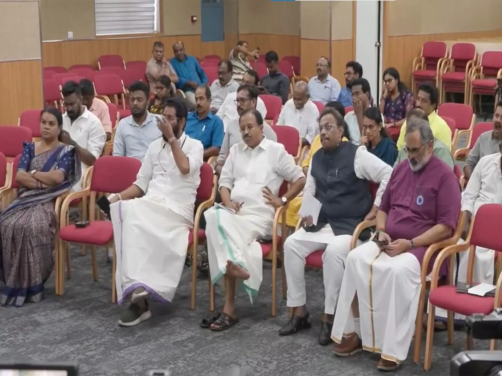 केरल: BJP के वरिष्ठ नेता पार्टी के राज्य कार्यालय में केंद्रीय बजट 2026-27 का सीधा प्रसारण देख रहे केरल: BJP के वरिष्ठ नेता पार्टी के राज्य कार्यालय में केंद्रीय बजट 2026-27 का सीधा प्रसारण देख रहे