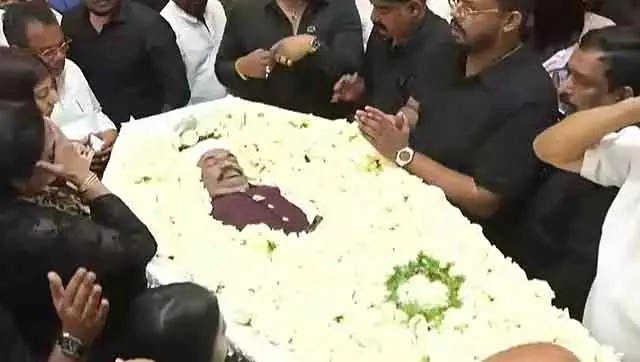 रियल एस्टेट टाइकून CJ रॉय को कासाग्रांडे की मिट्टी में दफनाया गया रियल एस्टेट टाइकून CJ रॉय को कासाग्रांडे की मिट्टी में दफनाया गया