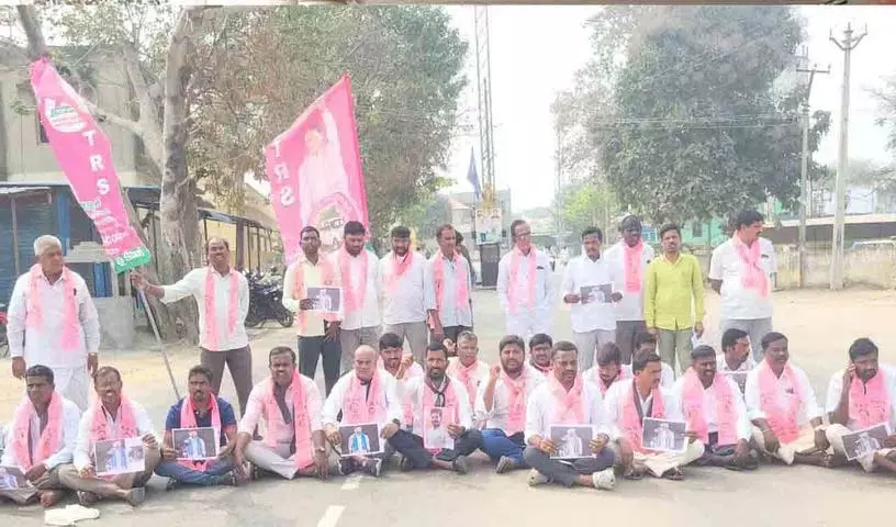 थोगुटा में KCR पर SIT जांच के खिलाफ विरोध प्रदर्शन थोगुटा में KCR पर SIT जांच के खिलाफ विरोध प्रदर्शन