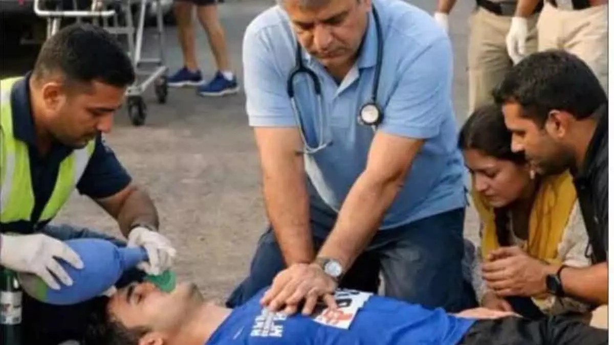Marathon दौड़ते समय युवक को आया हार्ट अटैक; फिनिशिंग लाइन से 100 मीटर पहले गिरा, मौत हो गई Marathon दौड़ते समय युवक को आया हार्ट अटैक; फिनिशिंग लाइन से 100 मीटर पहले गिरा, मौत हो गई