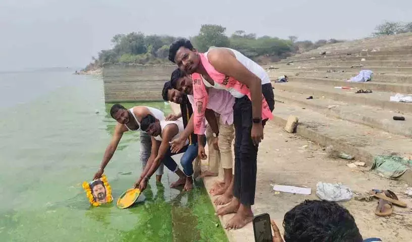 सूर्यापेटा BRS Leaders ने सीएम रेवंत रेड्डी के लिए पिंडदानम किया सूर्यापेटा BRS Leaders ने सीएम रेवंत रेड्डी के लिए पिंडदानम किया