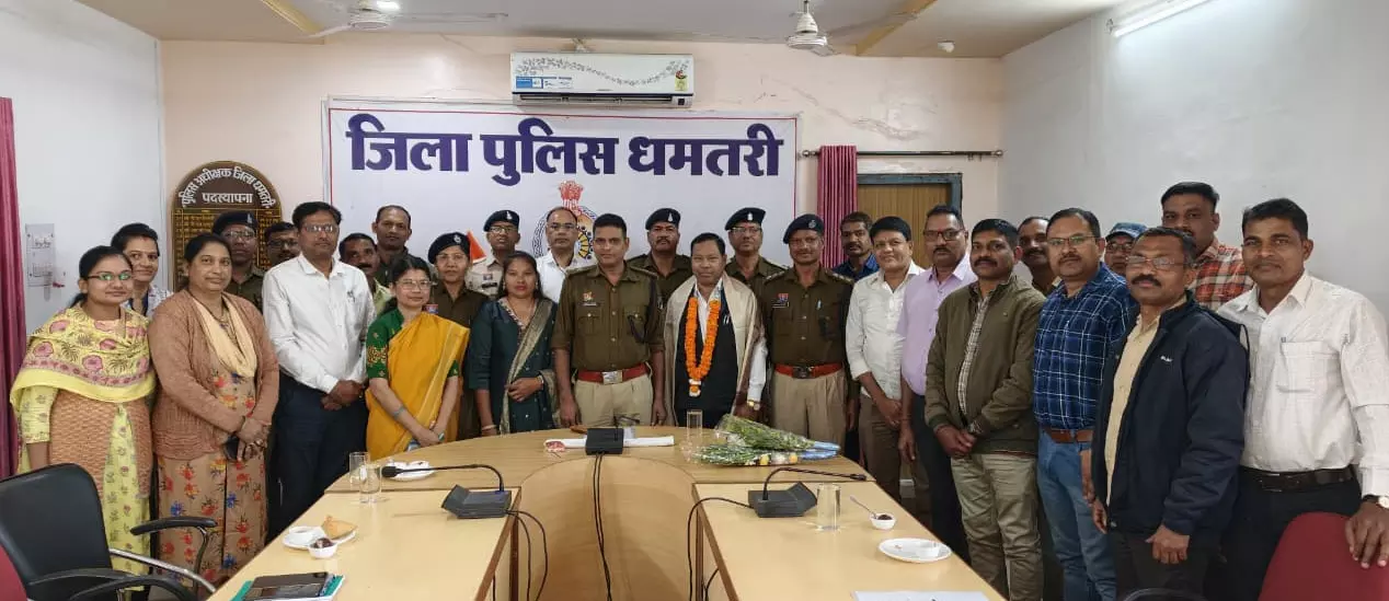41 साल की सेवा के उपरांत वरिष्ठ आरक्षक बंशीलाल पैकरा हुए सेवानिवृत्त 41 साल की सेवा के उपरांत वरिष्ठ आरक्षक बंशीलाल पैकरा हुए सेवानिवृत्त