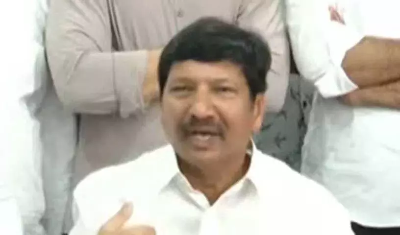 YCP नेता जोगी रमेश ने अपने घर पर TDP नेताओं के हमले पर प्रतिक्रिया दी YCP नेता जोगी रमेश ने अपने घर पर TDP नेताओं के हमले पर प्रतिक्रिया दी