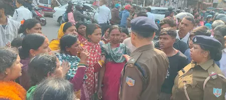 हत्या: विरोध में सड़क पर उतरे लोग, यातायात पूरी तरह बाधित हुआ हत्या: विरोध में सड़क पर उतरे लोग, यातायात पूरी तरह बाधित हुआ