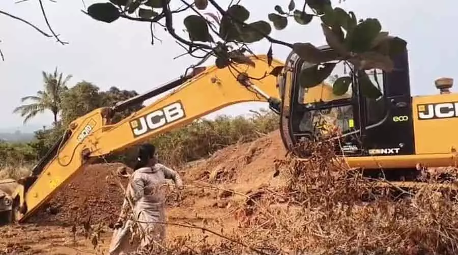 Illegal mining : पत्थरबाजी के कारण महिला अधिकारी को रोका गया Illegal mining : पत्थरबाजी के कारण महिला अधिकारी को रोका गया