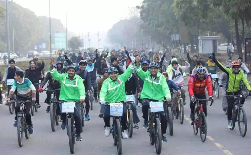Road Safety और ग्रीन मोबिलिटी को बढ़ावा देने के लिए साइक्लोथॉन में 950 से ज़्यादा लोगों ने हिस्सा लिया Road Safety और ग्रीन मोबिलिटी को बढ़ावा देने के लिए साइक्लोथॉन में 950 से ज़्यादा लोगों ने हिस्सा लिया