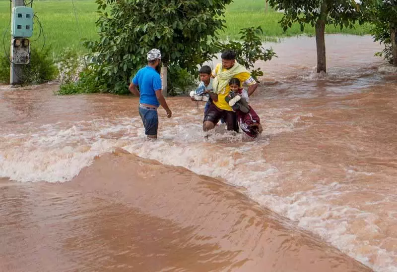 Amritsar: राज्यपाल ने बाढ़ राहत प्रयासों के लिए दो छात्रों को सम्मानित किया Amritsar: राज्यपाल ने बाढ़ राहत प्रयासों के लिए दो छात्रों को सम्मानित किया