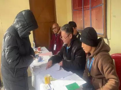 Tibetans ने सिक्योंग और निर्वासित संसद चुनावों के पहले चरण में डाला वोट Tibetans ने सिक्योंग और निर्वासित संसद चुनावों के पहले चरण में डाला वोट