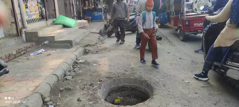 महीनों बाद भी, प्रशासन ने Jandiala Road पर गायब मैनहोल कवर को ठीक नहीं किया महीनों बाद भी, प्रशासन ने Jandiala Road पर गायब मैनहोल कवर को ठीक नहीं किया