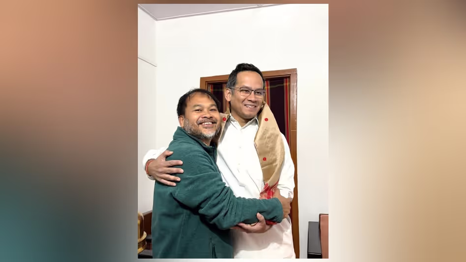 Akhil Gogoi ने मुलाकात के बाद राइजर दल का चुनावी घोषणापत्र जारी किया Akhil Gogoi ने मुलाकात के बाद राइजर दल का चुनावी घोषणापत्र जारी किया