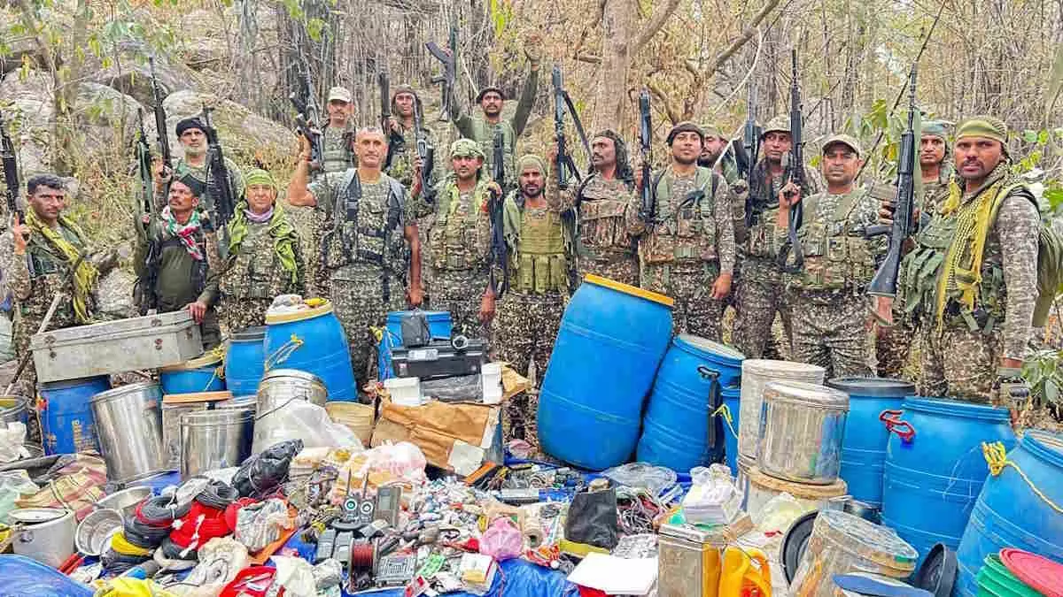 सुरक्षाबलों को बड़ी कामयाबी, नक्सलियों का विशाल डंप बरामद, प्रेशर कुकर IED नष्ट सुरक्षाबलों को बड़ी कामयाबी, नक्सलियों का विशाल डंप बरामद, प्रेशर कुकर IED नष्ट