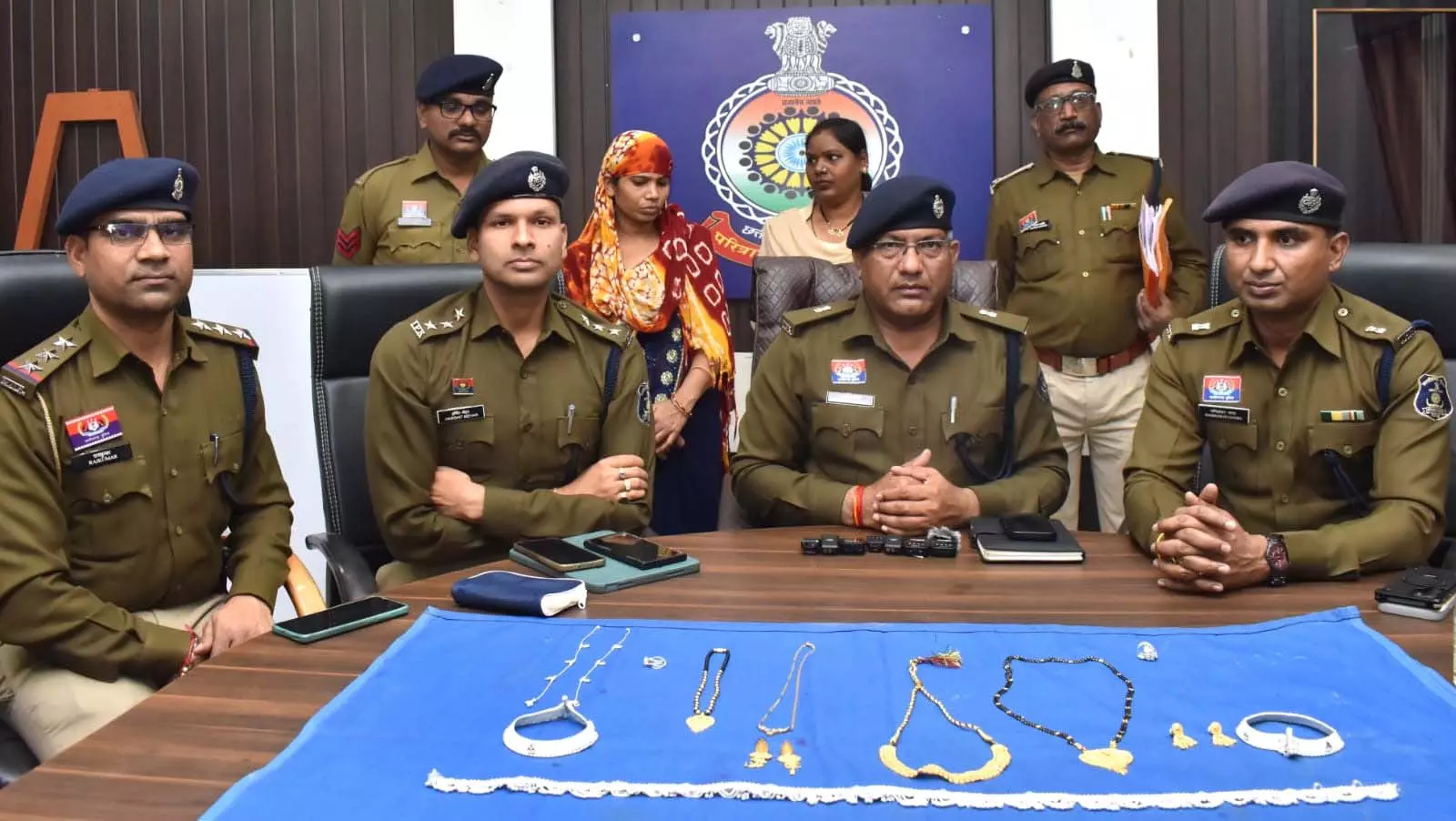 कामवाली बाई ने की 20 लाख के गहनों की चोरी, 24 घंटे में गिरफ्तार कामवाली बाई ने की 20 लाख के गहनों की चोरी, 24 घंटे में गिरफ्तार