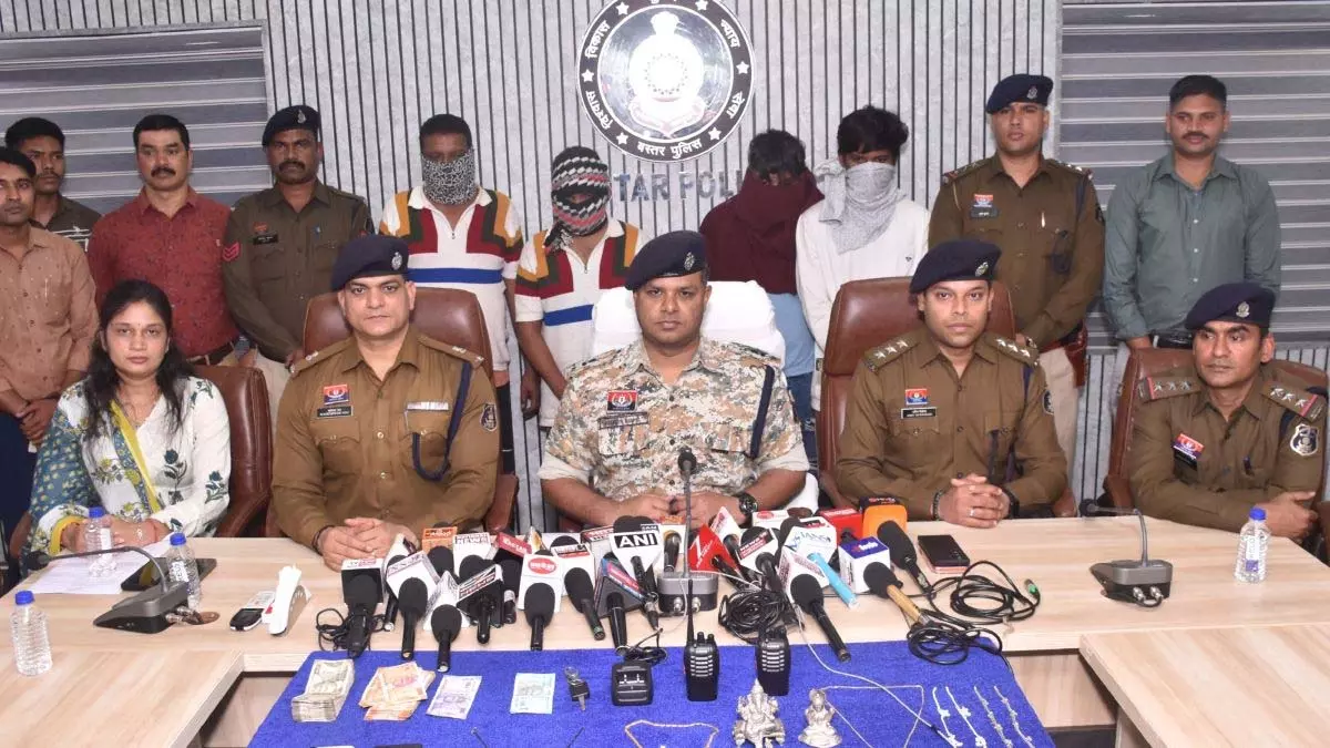 अंतरराज्यीय चोर गिरोह का पर्दाफाश, दो बड़ी चोरी के मामले में चार आरोपी गिरफ्तार अंतरराज्यीय चोर गिरोह का पर्दाफाश, दो बड़ी चोरी के मामले में चार आरोपी गिरफ्तार