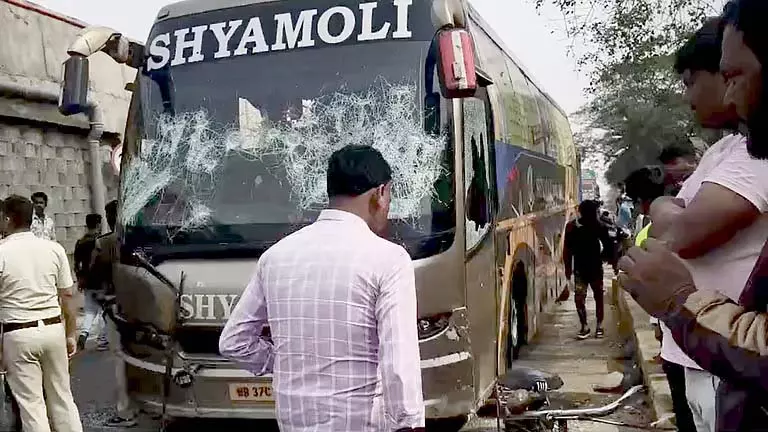 Durgapur में हादसे में बाइकर की मौत, भीड़ ने बस में तोड़फोड़ की Durgapur में हादसे में बाइकर की मौत, भीड़ ने बस में तोड़फोड़ की