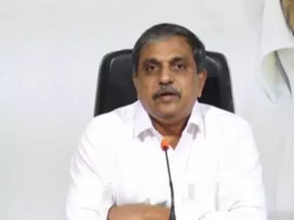 तोड़फोड़ के बाद YSRCP के सीनियर नेता अंबाती रामबाबू के घर पहुंचे तोड़फोड़ के बाद YSRCP के सीनियर नेता अंबाती रामबाबू के घर पहुंचे