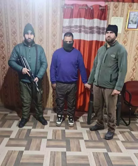 गांदरबल पुलिस ने एक घंटे में अपहृत नाबालिग को खोजा, एक आरोपी गिरफ्तार गांदरबल पुलिस ने एक घंटे में अपहृत नाबालिग को खोजा, एक आरोपी गिरफ्तार