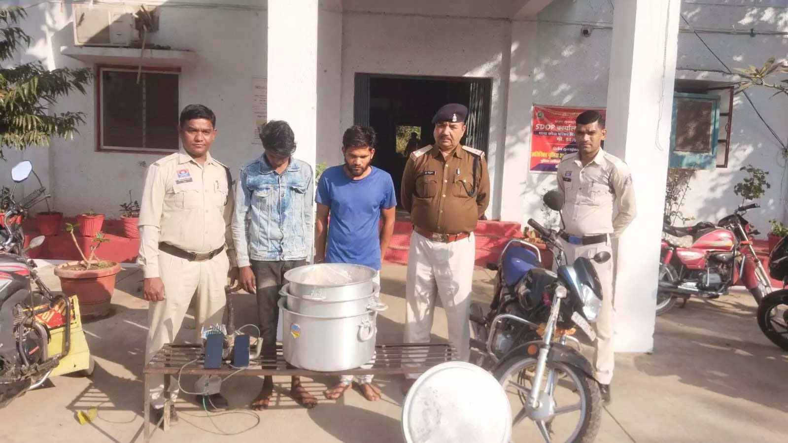 CG: सूने मकान में चोरी करने वाले दो आरोपी गिरफ्तार, सामान चंद घंटों में बरामद CG: सूने मकान में चोरी करने वाले दो आरोपी गिरफ्तार, सामान चंद घंटों में बरामद