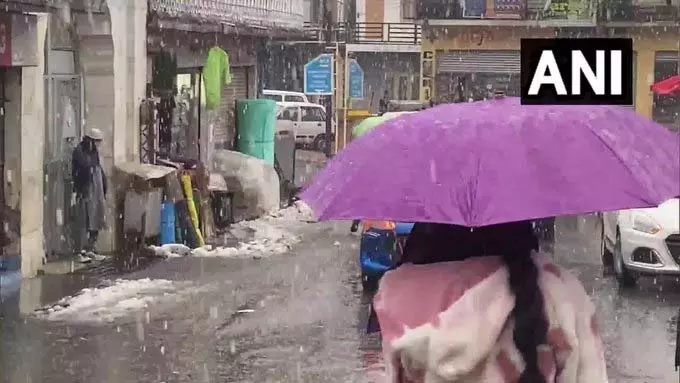 घाटी में बर्फबारी से प्रभावित हुआ सामान्य जनजीवन, यातायात और बिजली आपूर्ति पर भी असर घाटी में बर्फबारी से प्रभावित हुआ सामान्य जनजीवन, यातायात और बिजली आपूर्ति पर भी असर