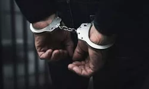 Greater Noida: चलती कार में महिलाओं को अश्लील इशारे करने वाले दो युवक गिरफ्तार