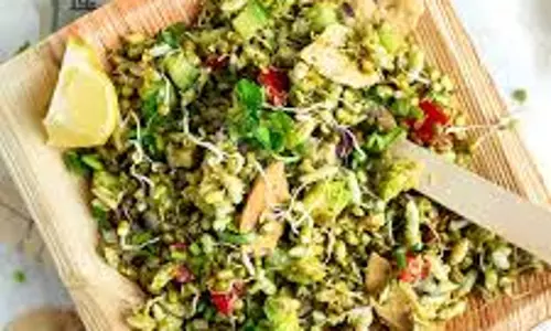 Sprouted Moong Chaat: हेल्दी मूंग की चटपटी चाट Sprouted Moong Chaat: हेल्दी मूंग की चटपटी चाट