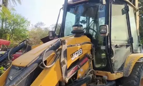 JCB ऑपरेटर निकला रेल पटरी चुराने वाला मास्टरमाइंड, सहयोगी कर्मचारी के साथ गिरफ्तार JCB ऑपरेटर निकला रेल पटरी चुराने वाला मास्टरमाइंड, सहयोगी कर्मचारी के साथ गिरफ्तार