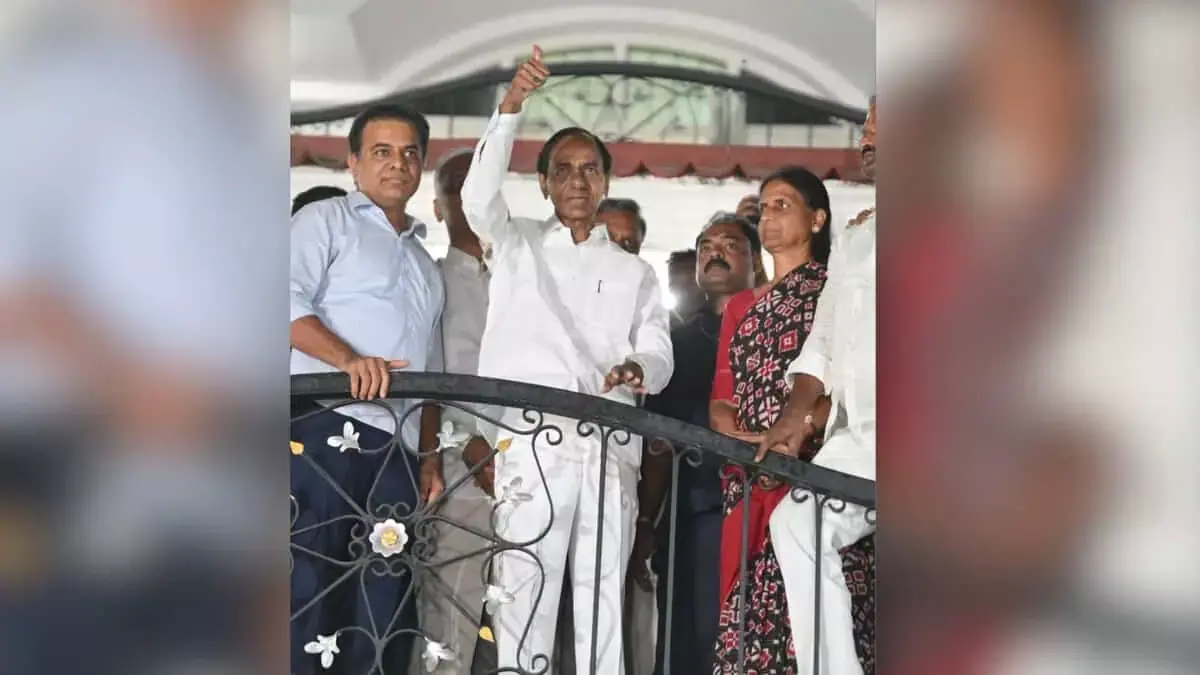 फोन टैपिंग मामला: एसआईटी ने हैदराबाद में केसीआर से करीब 5 घंटे तक पूछताछ की फोन टैपिंग मामला: एसआईटी ने हैदराबाद में केसीआर से करीब 5 घंटे तक पूछताछ की