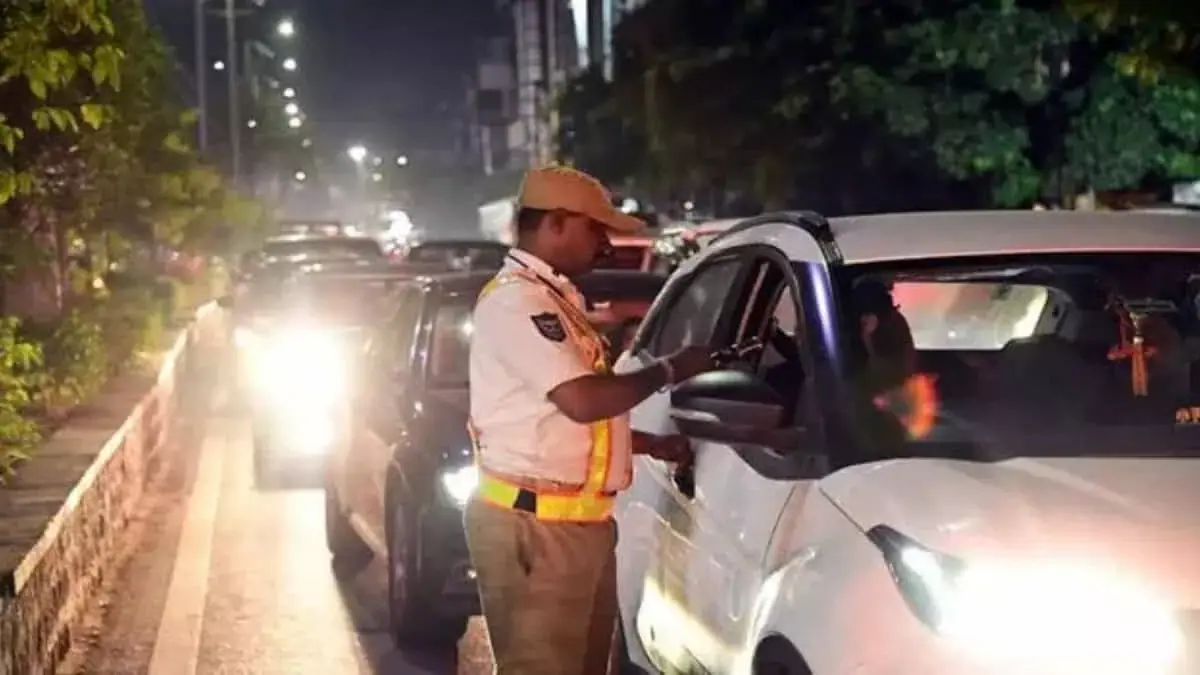 Cyberabad में वीकेंड पर शराब पीकर गाड़ी चलाने के आरोप में 340 लोग पकड़े गए Cyberabad में वीकेंड पर शराब पीकर गाड़ी चलाने के आरोप में 340 लोग पकड़े गए