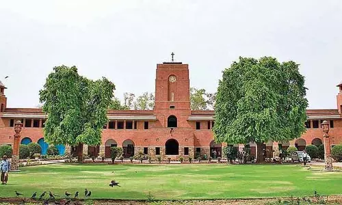 शहीद दिवस पर गांधी प्रतिमा पर मोमबत्ती जलाने से DU के छात्रों को रोका गया