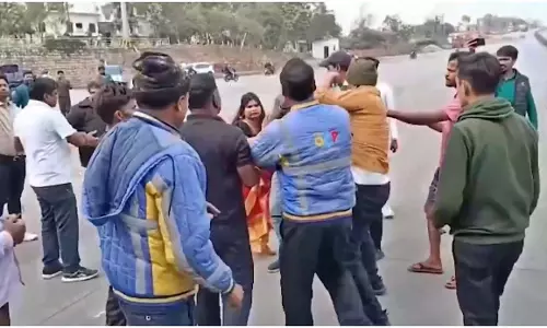 टोलकर्मियों की गुंडागर्दी सामने आई, महिला वकील और अन्य से की मारपीट, VIDEO टोलकर्मियों की गुंडागर्दी सामने आई, महिला वकील और अन्य से की मारपीट, VIDEO