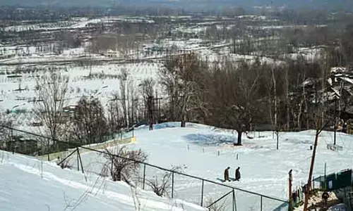Kashmir में मध्यम तीव्रता का भूकंप: लोग डरे हुए है Kashmir में मध्यम तीव्रता का भूकंप: लोग डरे हुए है