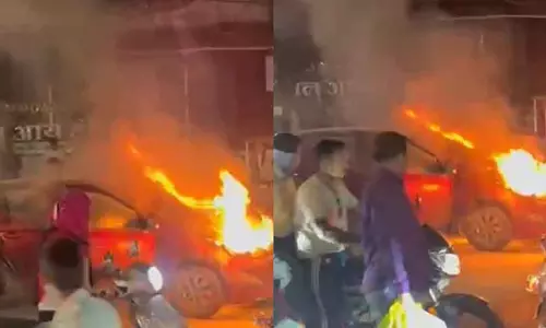 Kalyan पश्चिम में बिरला कॉलेज रोड पर चलती कार में आग लगी, बड़ा हादसा टल गया