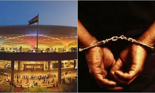 Mumbai एयरपोर्ट कस्टम्स ने विमान की सीट के नीचे छिपाया गया ₹1.77 करोड़ का सोना ज़ब्त किया Mumbai एयरपोर्ट कस्टम्स ने विमान की सीट के नीचे छिपाया गया ₹1.77 करोड़ का सोना ज़ब्त किया