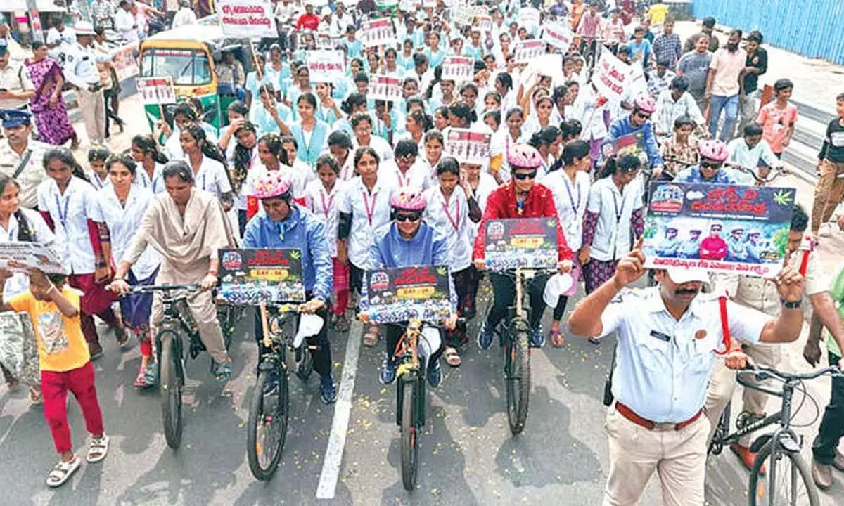 Andhra: छात्रों ने ड्रग्स जागरूकता रैली में भाग लिया Andhra: छात्रों ने ड्रग्स जागरूकता रैली में भाग लिया