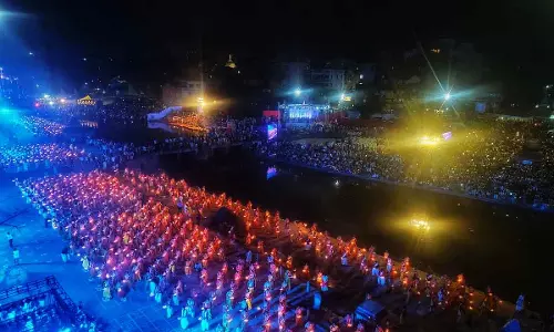 Nashik का गोदा घाट लाखों दीयों से जगमगा उठा, 1,111 महिलाओं ने की महा गोदा आरती Nashik का गोदा घाट लाखों दीयों से जगमगा उठा, 1,111 महिलाओं ने की महा गोदा आरती