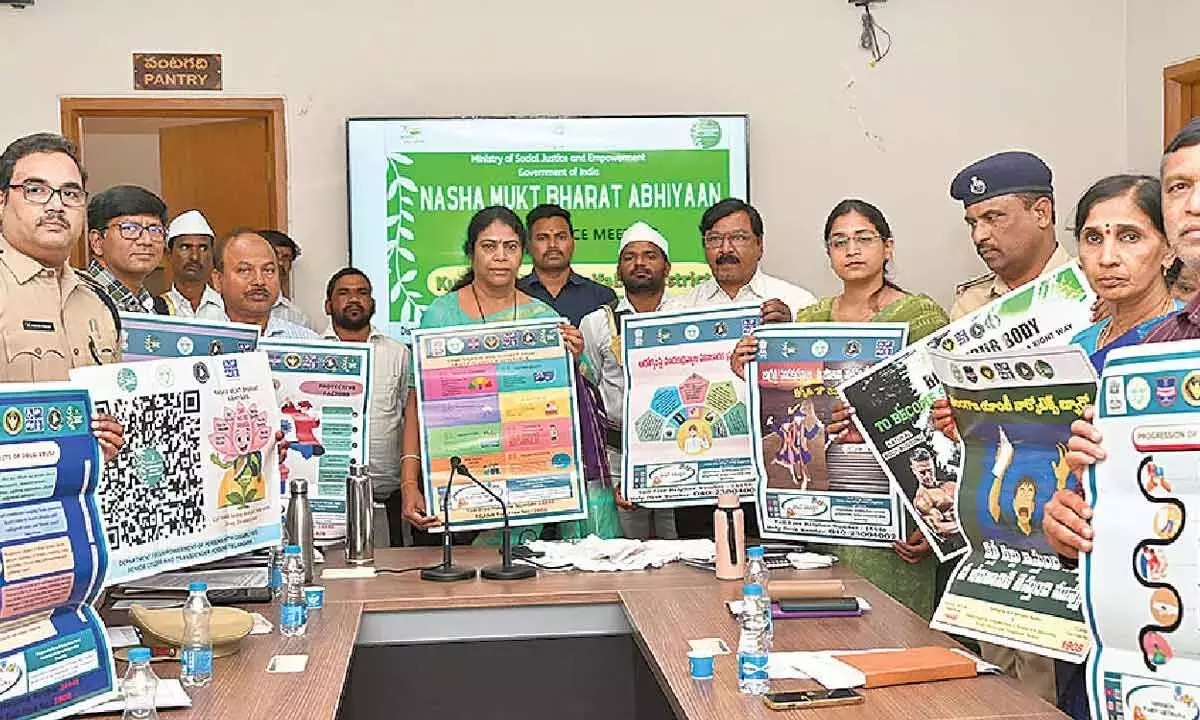 Telangana: कलेक्टर ने गांजे की खेती के खिलाफ सख्त अभियान शुरू किया Telangana: कलेक्टर ने गांजे की खेती के खिलाफ सख्त अभियान शुरू किया